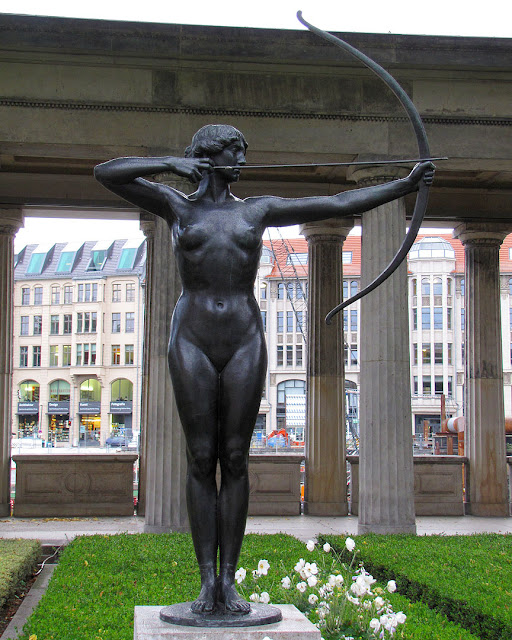 Bogenspannerin, Archer by Ferdinand Lepcke, Kolonnadenhof, Museumsinsel, Berlin