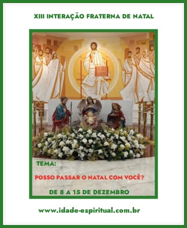 Altar de festa com o Menino Jesus no centro da manjedoura. Ele em destaque ao lado de São José e Maria. Um anjo de braços abertos sobre a manjedoura. #PraCegoVer
