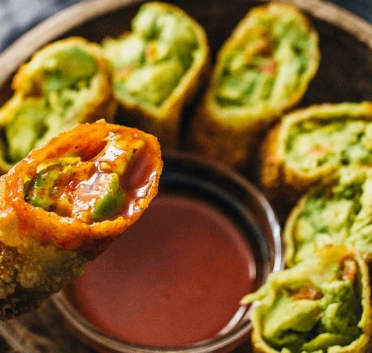 AVOCADO EGG ROLLS WITH SWEET CHILI SAUCE #EggRolls #Vegetarian