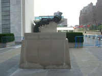 Escultura na entrada do prédio das Nações Unidas - sculpture on the entrance of the United Nations building