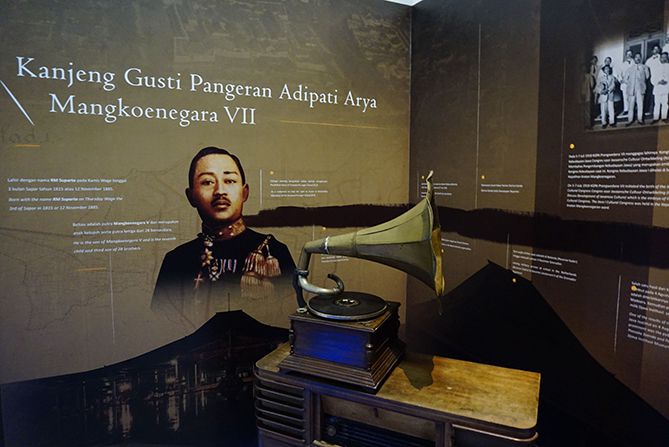 Gramofon di sudut ruangan Monumen Pers Nasional