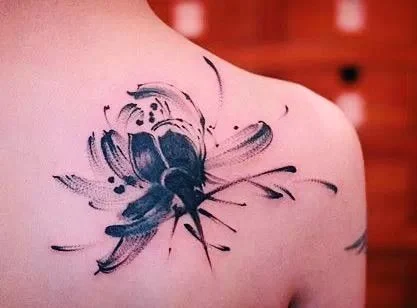 chica con tatuaje de flor de loto