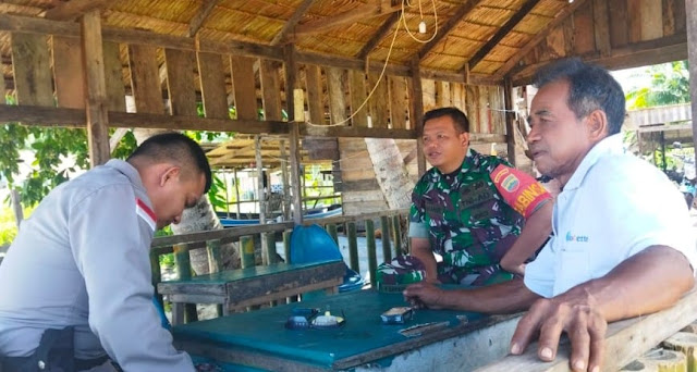 Babinsa R Damanik Komsos dengan Ketua PHBI Desa Sepempang