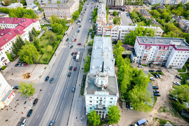 Голубое здание с башенкой на крыше