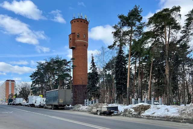 1-я Вольская улица, бывшая водонапорная башня (построена в 1961 году)