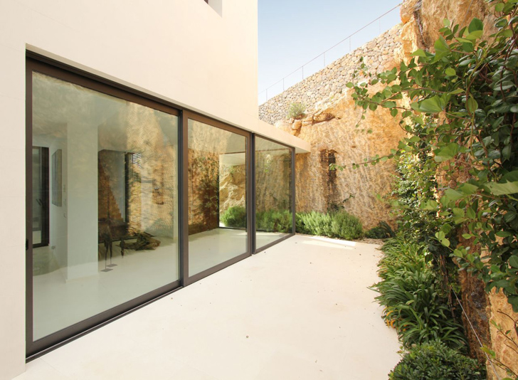 Backyard terrace in Casa 115 by Miquel Àngel Lacomba