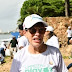 Embajadora de EE.UU. llama a no tirar plásticos en las playas mientras retira desechos del Malecón
