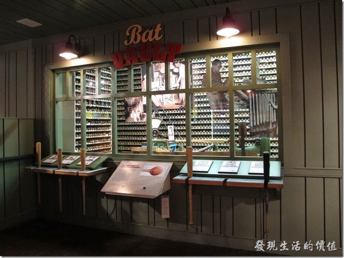 Louisville-slugger。其實不用買票進去參觀球棒的製造過程，從玻璃窗上就可以瞧見一二，而且專人解說我們也不一定聽得懂，這也是我們不太想進去的原因之一。
