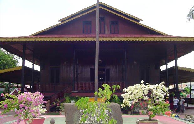 Rumah Adat Gorontalo Dolohupa Bandayo Pamboide Gambar 