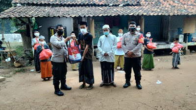 Terdampak Covid-19, Keluarga di Perum Sukatani Rajeg terima Bansos dari Polresta Tangerang 