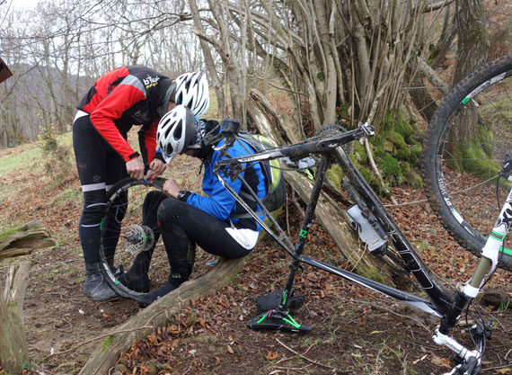 Resultado de imagen de pinchazo en bici