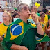 Arcebispo da Paraíba vai a protesto em João Pessoa, com bandeira e apito