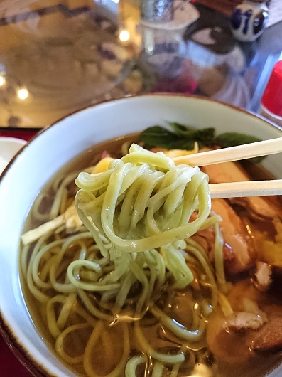 バジルそばの麺の写真