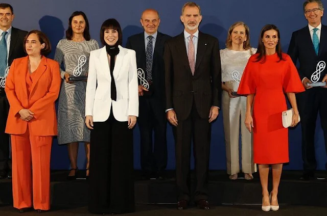 Queen Letizia wore an orange midi dress from Carolina Herrera. Carolina Herrera Fall Winter 2014 collection. Magrit pumps