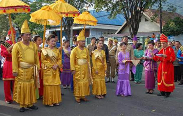  Pakaian  Adat Sulawesi  Utara  dari 4 Suku Nama Gambar dan 