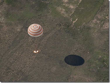 Soyuz TMA-17 aciona foguetes para reduzir a velocidade de queda pouco antes de pousar (Foto: Bill Ingalls, NASA)