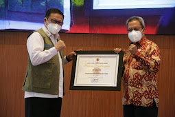 Antonius Latuheru Wakili Richard Louhenapessy Dapat Penghargaan Peduli Bencana dari BNPB