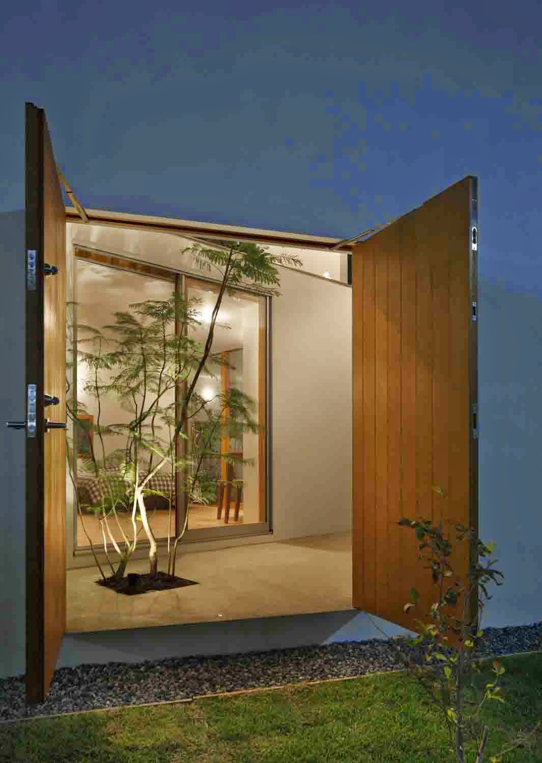  Design  Rumah  minimalis kotak Atap kaca  Inside Out House 