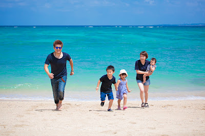 沖縄旅行 ビーチフォト 家族