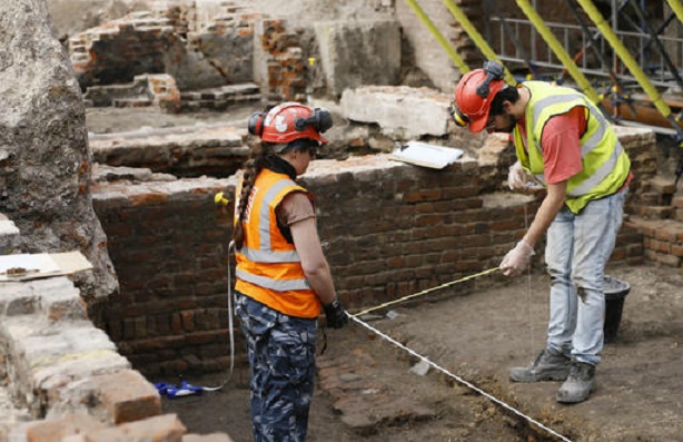 Dig at theatre where Shakespeare worked uncovers a surprise