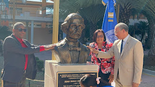 Develizan busto de Duarte en la UASD Recinto Barahona 