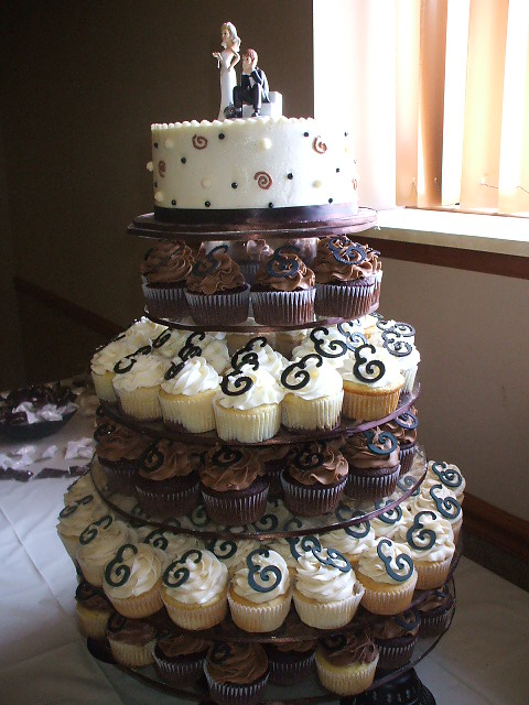 Chocolate Black and Ivory Cupcakes For this wedding 200 cupcakes were made 