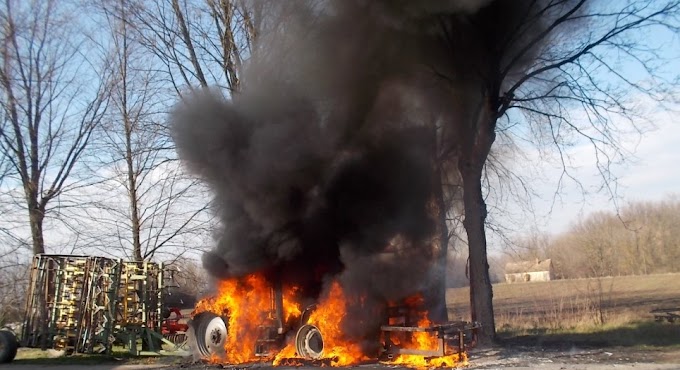 Teljes terjedelmében égett egy traktor Bárándon