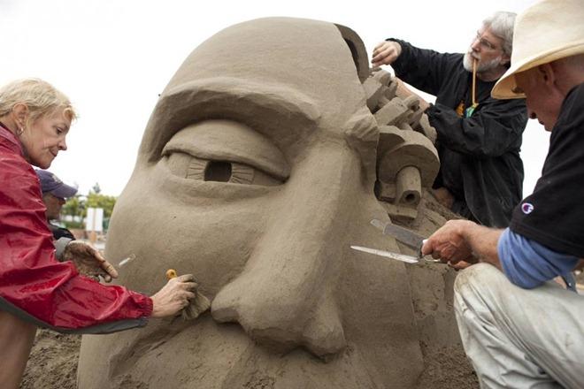 Sand Sculpture Art Work - Sculptures Working on his Creation...