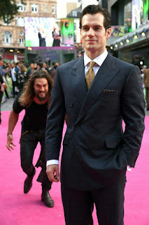 JASON MOMOA LONG HAIRED SNEAKING UP ON HENRY CAVILL FROM BEHIND