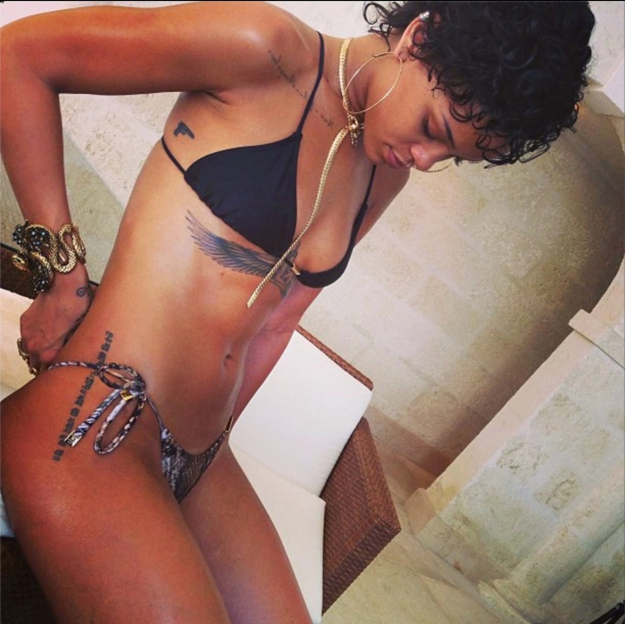 Rihanna Nude Pictures Leaked from her iPhone