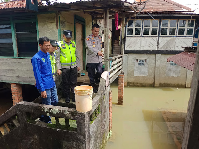 Kapolsek Talang Ubi Bersama Timnya, Melakukan Monitoring Dan Pengecekan Tinggi Banjir Di Talang Pipa