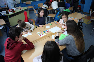 Alumnos de ESO de Cruces y de Infantil de Juan Ramón Jiménez aprenden juntos matemáticas