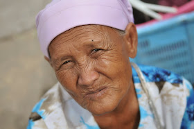 starsza kobieta z pomarszczoną skórą
