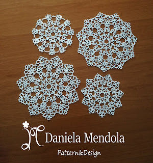 Four tatting doilies Quattro centrini a chiacchierino