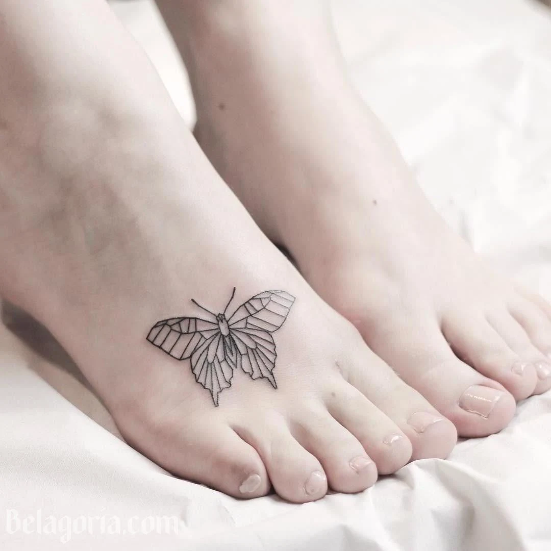 Vemos a una mujer con un precioso tatuaje de mariposa
