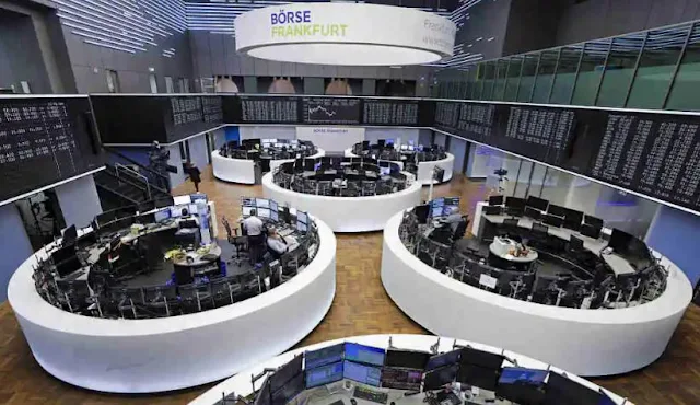 Frankfurt borsa salonuna ustten bakan goruntu