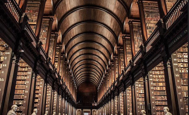 A belíssima Biblioteca do Trinity College em Dublin com  300 anos de idade e mais de 200.000 livros