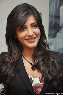 Shruthi Hassan Spicy Gallery at Ramayya Vastavayya Press Meet 2013