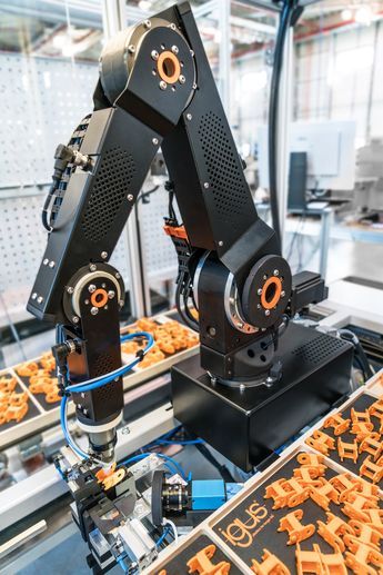 Sistem Otomasi Berbasis Robot