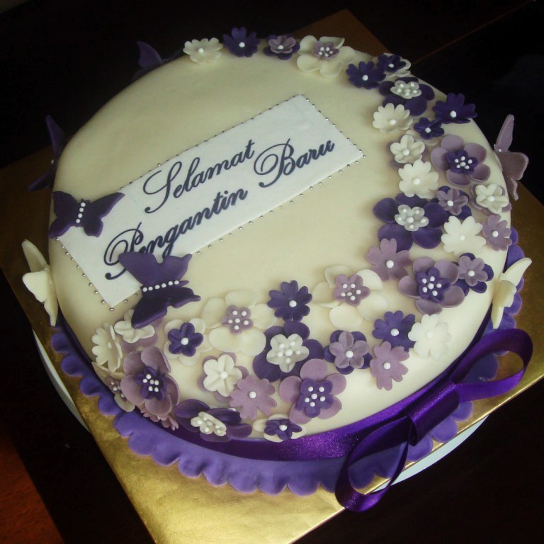  full fondant covered hantaran cake for a purple white themed wedding