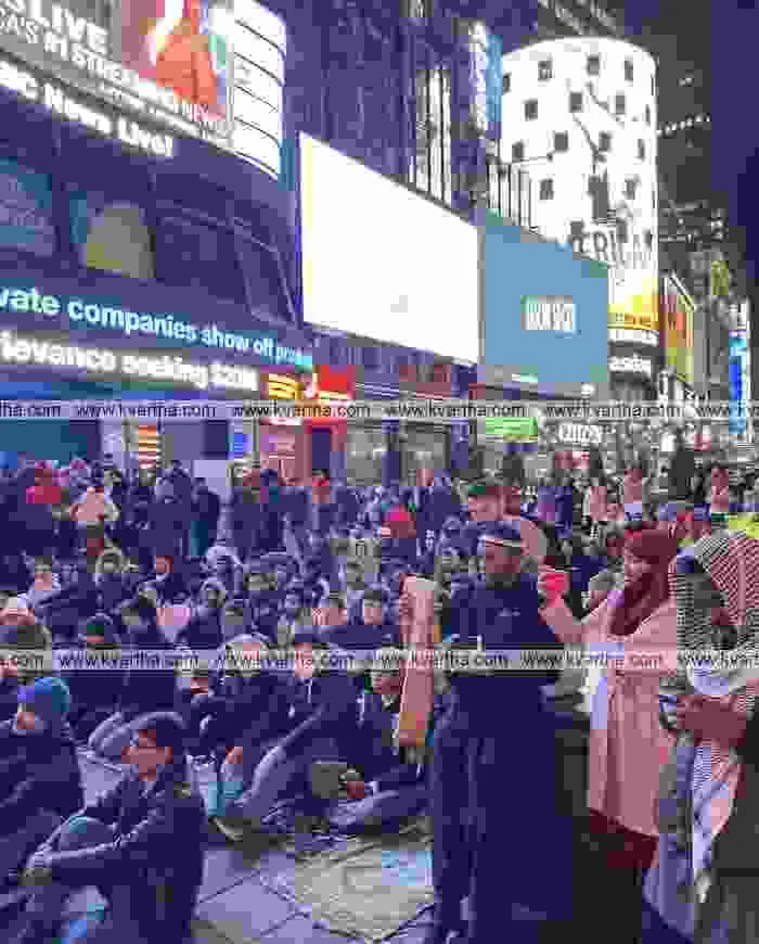New York, USA, News, Top-Headlines, Muslim, Video, Viral, Social Media, Ramadan, America, Prayer, Muslims offer Taraweeh for first time at New York's Times Square.