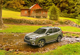 Front 3/4 view of 2019 Subaru Forester Touring