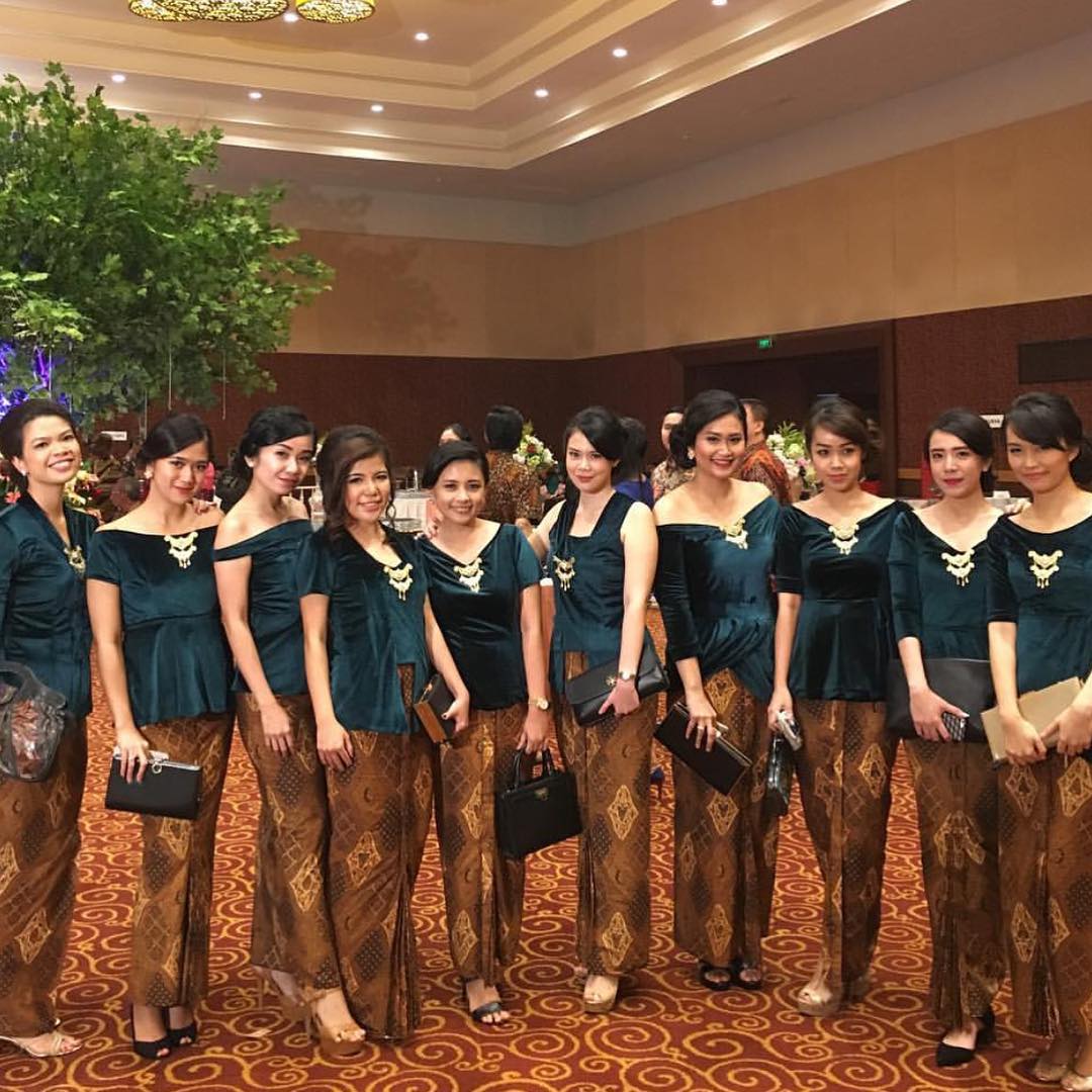 19+ Model Kebaya Modern Simple untuk Remaja Masa Kini 2018