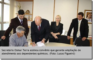 Secretário Osmar Terra assinou convênio que garante ampliação de atendimento aos dependentes químicos.