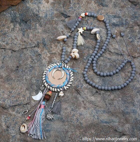 Occident and the United States Resin necklace