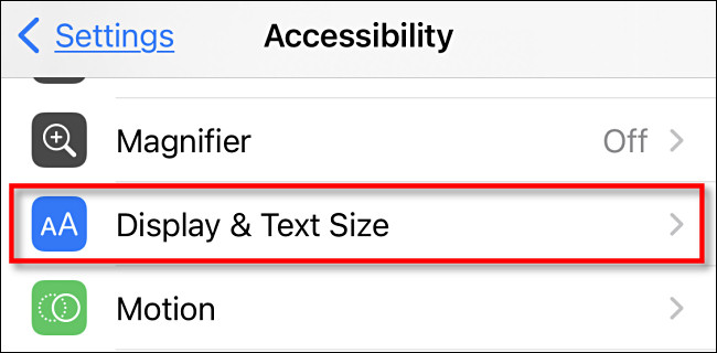في إعدادات إمكانية الوصول على iPhone ، اضغط على "العرض وحجم النص".