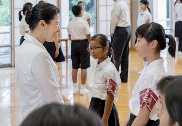 Crown Prince Naruhito and Crown Princess Masako hosted children reporters who came from Okinawa and Hokkaido cities