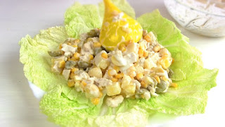 Ингредиенты смешиваем и салат готов. Оформить салат красиво, можно выложив, на листья салата или пекинской капусты.