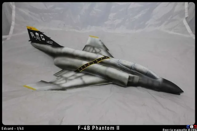 La réalisation de la décoration du F-4B Phantom II d'Eduard au 1/48.