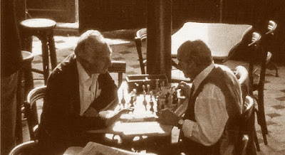 Jugando al ajedrez en u café en 1961